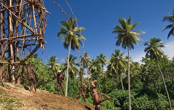 Жители острова Вануату "ныряют" в землю (18 фото + видео)