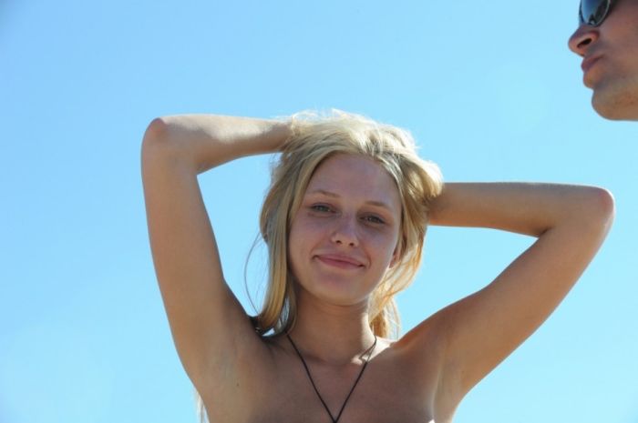 Девушка на пляже (40 фото)