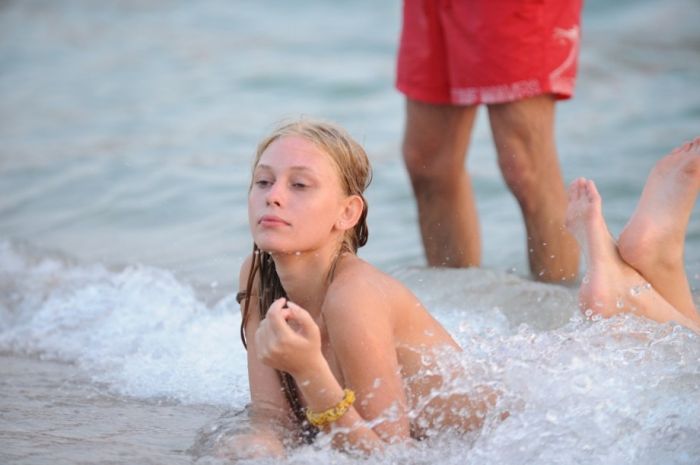 Девушка на пляже (40 фото)