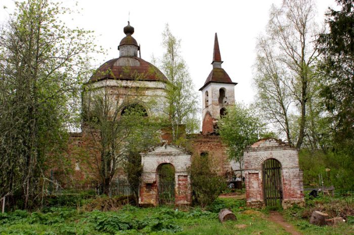 Покинутая церковь в деревне Карпина Гора (43 фото)