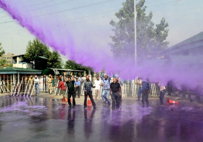 Цветная вода для демонстрантов (17 фото)