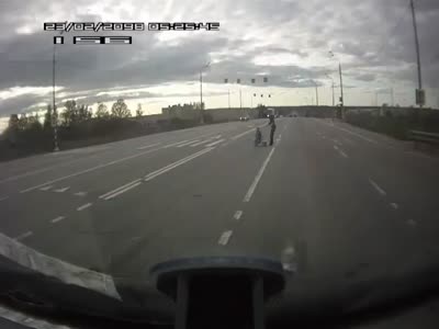 Водитель спас девушку с коляской (видео)