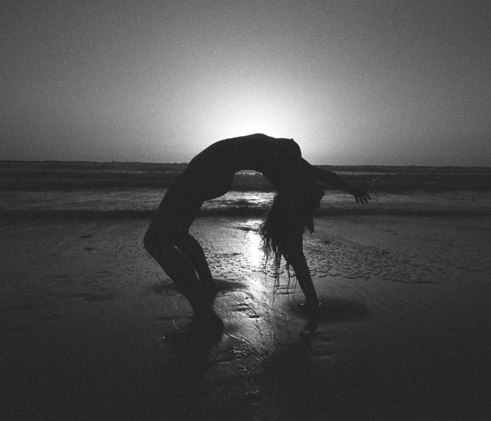 Обнаженные девушки на пляже (45 фото)