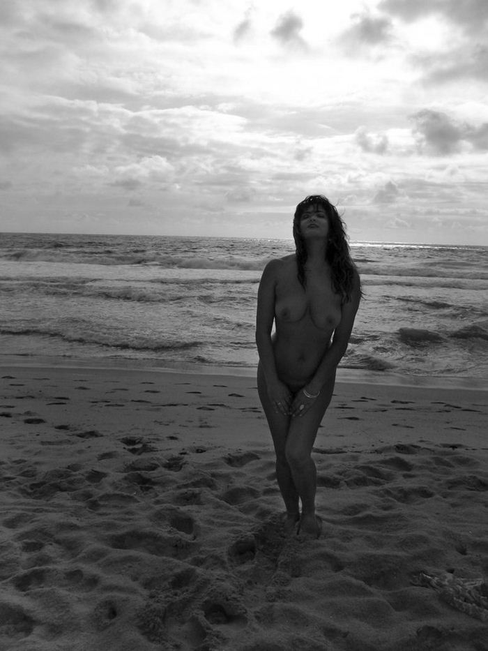 Обнаженные девушки на пляже (45 фото)