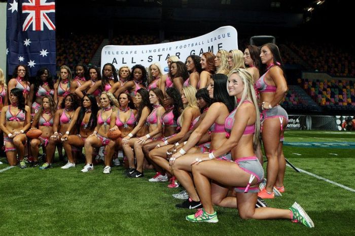 Девушки из американской футбольной лиги Lingerie Football League (18 фото)