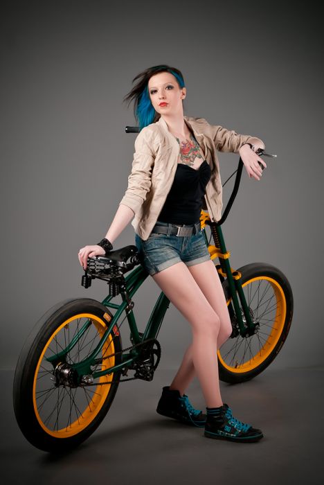 Девушки на велосипедах (30 фото)
