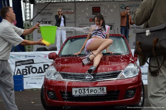 Мойка авто в бикини и конкурс "мокрых маечек" (18 фото)