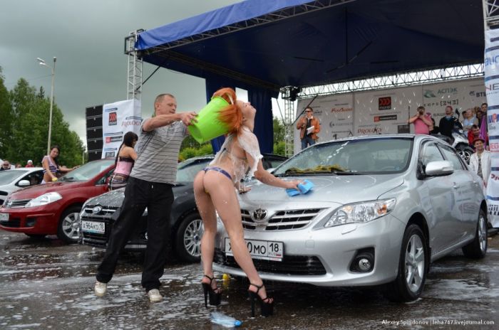 Мойка авто в бикини и конкурс "мокрых маечек" (18 фото)