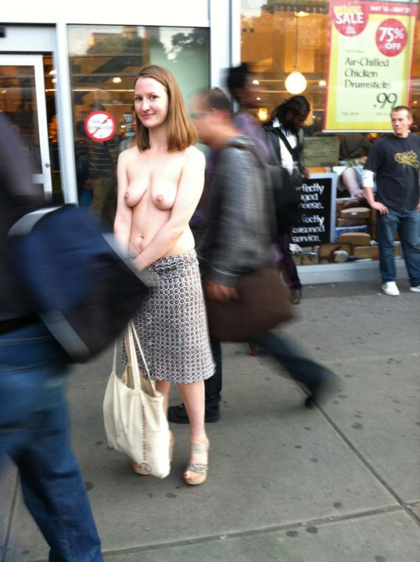 В Нью-Йорке девушкам разрешено гулять топлес (5 фото)