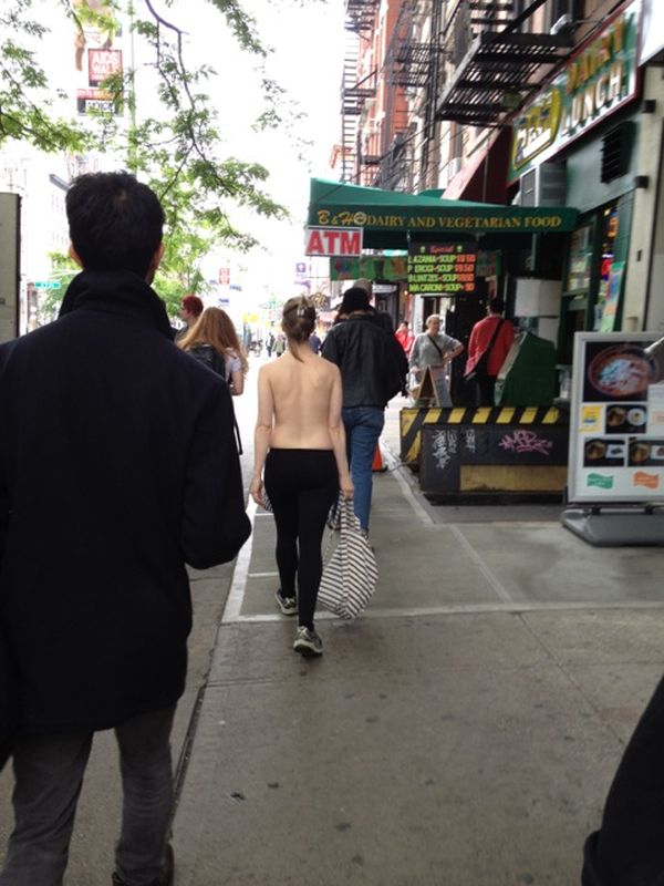 В Нью-Йорке девушкам разрешено гулять топлес (5 фото)