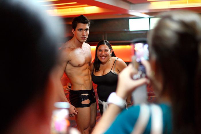 Новинки секс-индустрии на выставке в Каракасе (15 фото)
