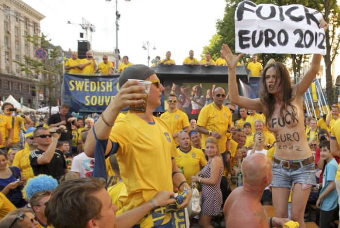 Активистки FEMEN против фанатов чемпионата Евро-2012 (16 фото)