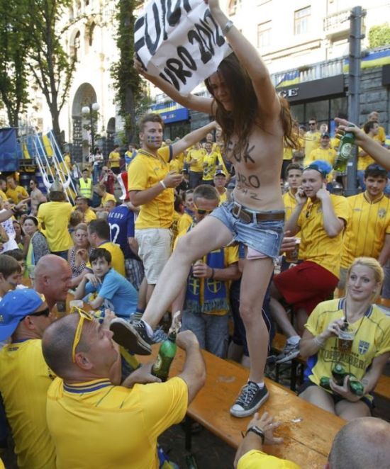 Активистки FEMEN против фанатов чемпионата Евро-2012 (16 фото)