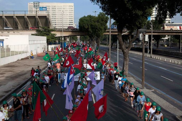 Голый протест в Рио-де-Жанейро (12 фото)
