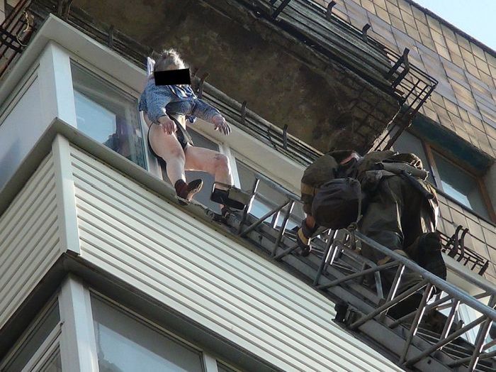 Бабуля выпала с 8-го этажа (8 фото + 2 видео)