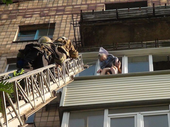 Бабуля выпала с 8-го этажа (8 фото + 2 видео)