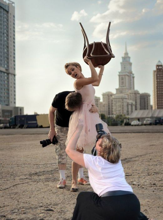 Фотожаба: Фотограф и девушка со стулом (25 фото)