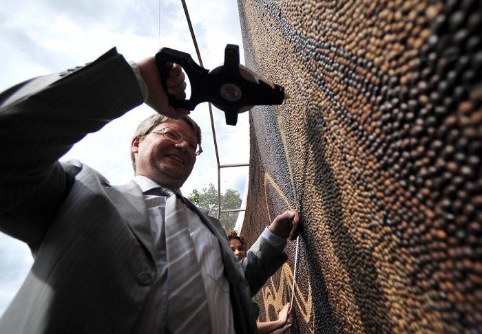 Самая большая в мире картина из кофейных зерен (7 фото)