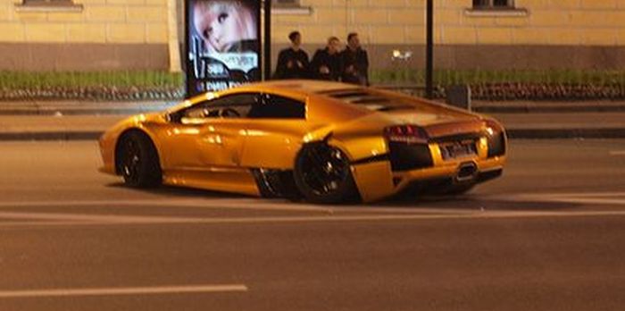 Разбитое Lamborghini (3 фото)