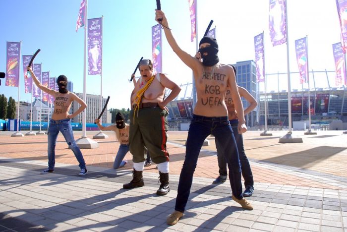 FEMEN против Евро-2012 (33 фото + видео)
