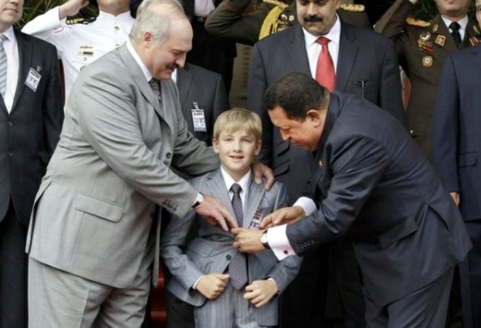 Коля Лукашенко ходит с пистолетом (4 фото)