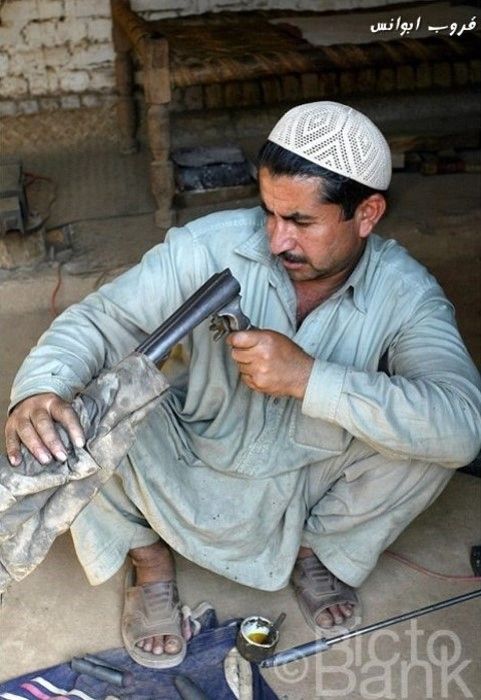 Оружейная фабрика в Пакистане (22 фото)