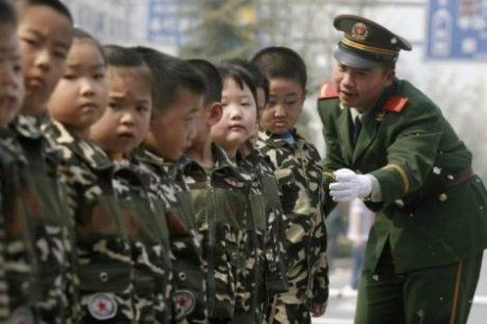 Суровое воспитание китайских детей (7 фото)