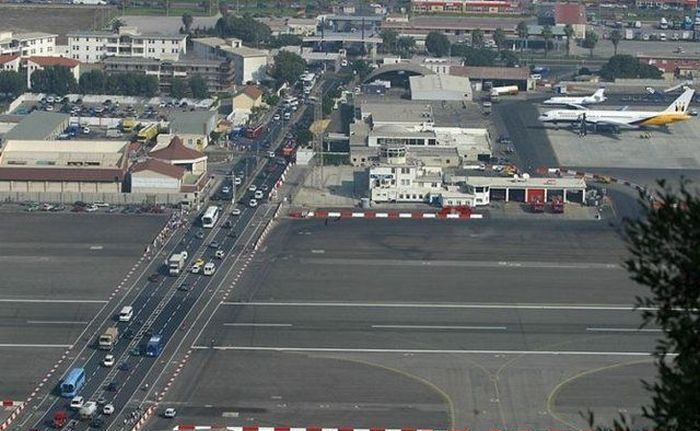 Аэропорт на шоссе (8 фото)
