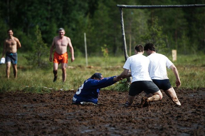 Чемпионат России по футболу на болотах (22 фото)