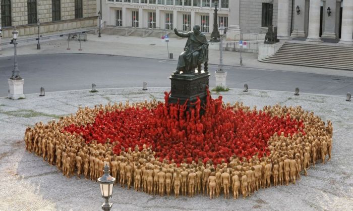1700 обнаженных людей в центре Мюнхена (17 фото)