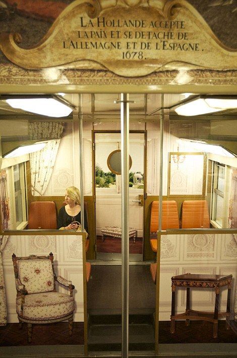 Необычный поезд с уникальным итерьером (14 фото)