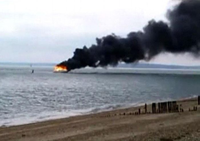 Дорогостоящая яхта сгорела дотла при первом спуске на воду (4 фото)