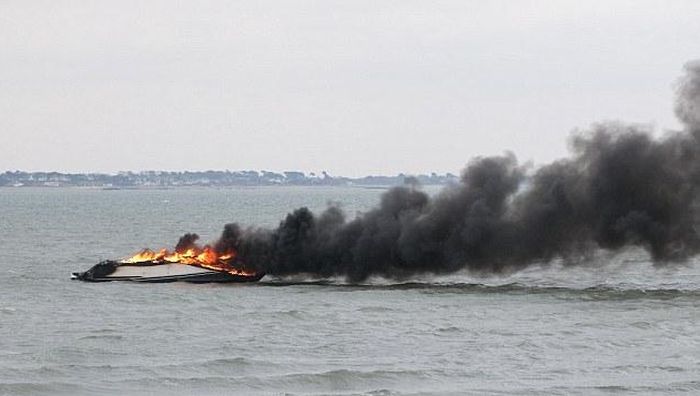 Дорогостоящая яхта сгорела дотла при первом спуске на воду (4 фото)