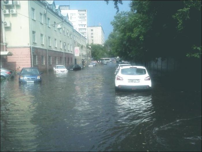 Центр Москвы затопило после ливня (12 фото + видео)