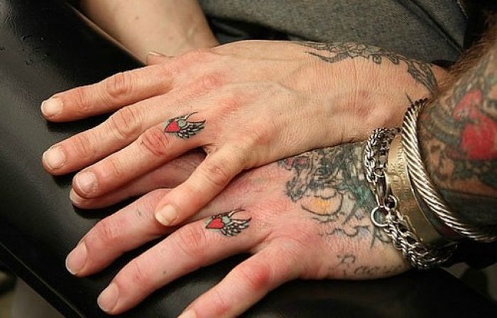 Татуировки вместо обручальных колец (25 фото)