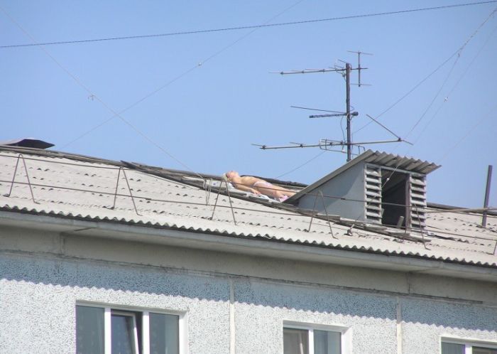 Принимаем солнечные ванны на крыше (9 фото)