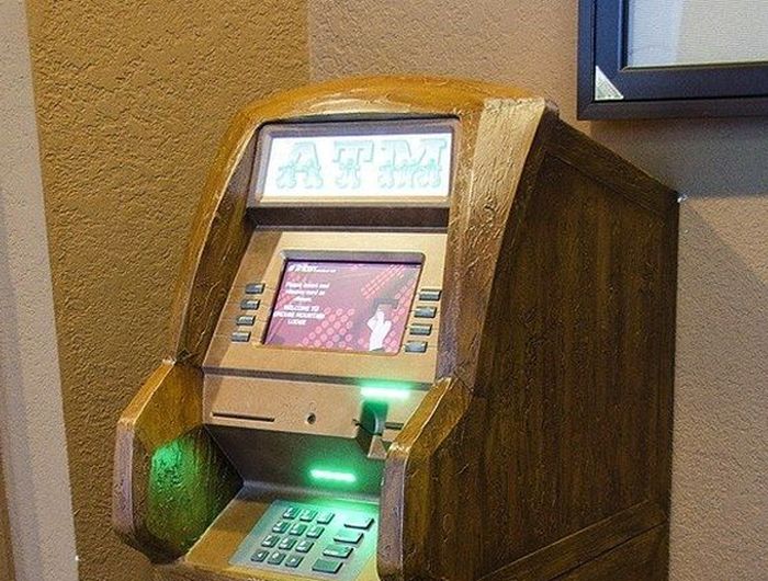 Деревянный банкомат своими руками (2 фото)