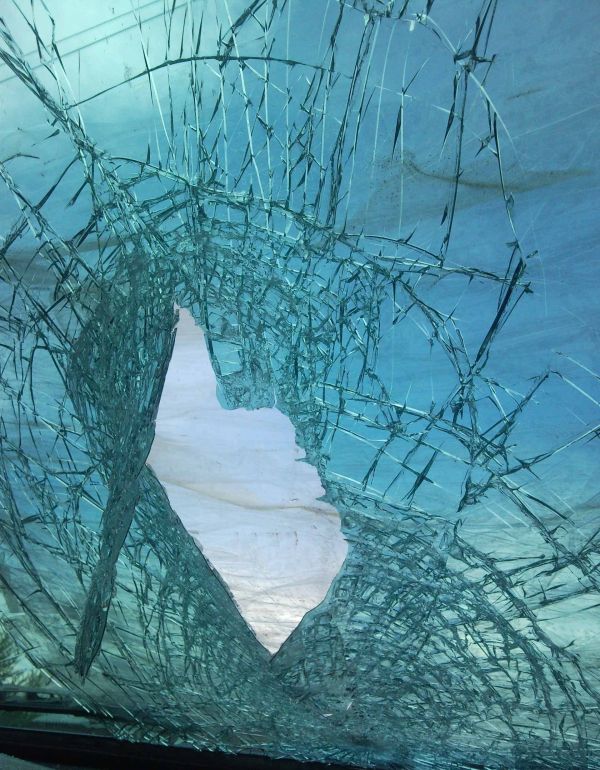 Неопознанный предмет пробил лобовое стекло (7 фото)