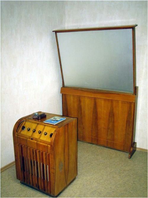 Телевизор с большим экраном "Москва" из прошлого (10 фото)