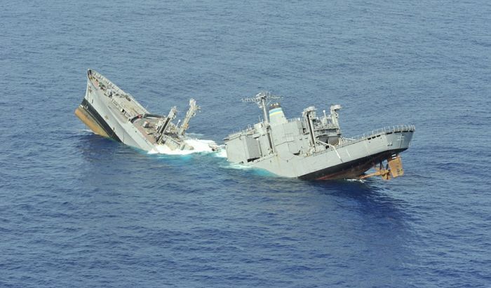 Затопление военного корабля (14 фото)
