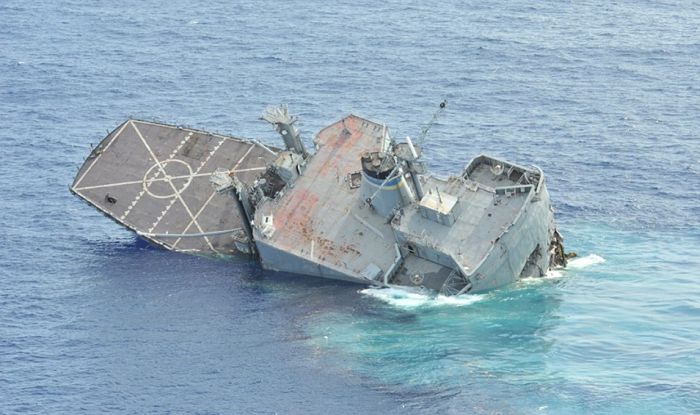 Затопление военного корабля (14 фото)