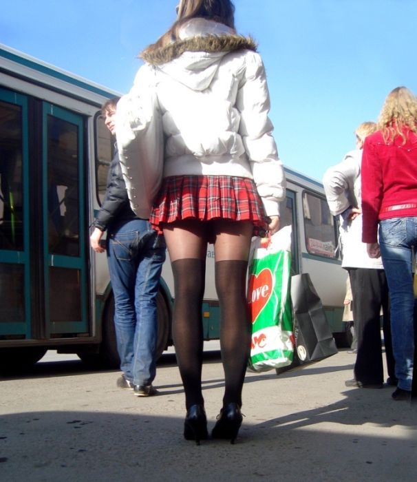 Легкий ветерок и девушки в мини юбках (29 фото)