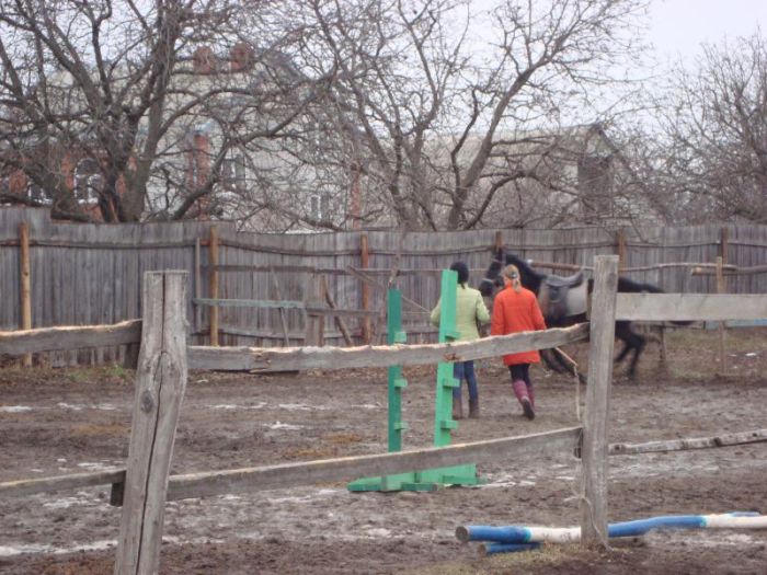 Полузаброшенная школа конного спорта в г. Железноводск (12 фото)