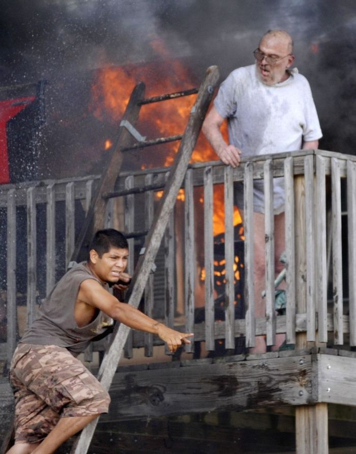 Кадры спасения мужчины с балкона горящего здания (5 фото)