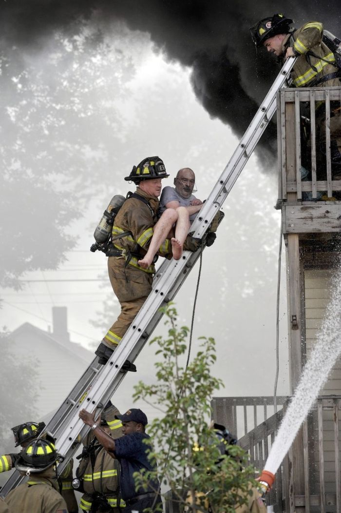 Кадры спасения мужчины с балкона горящего здания (5 фото)