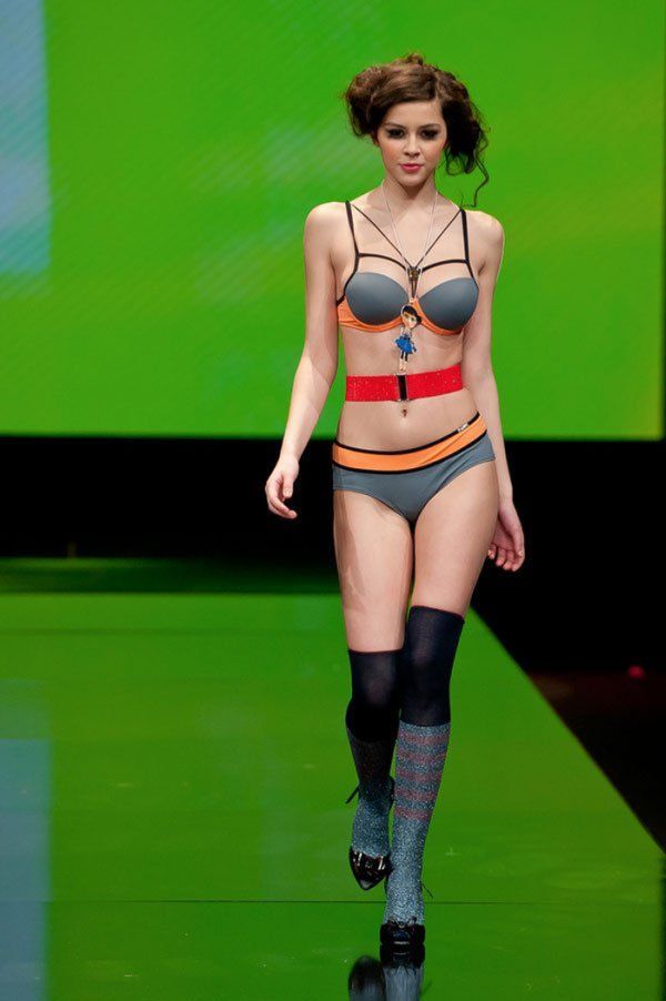 Мадалина Пика - известная модель нижнего белья (12 фото)