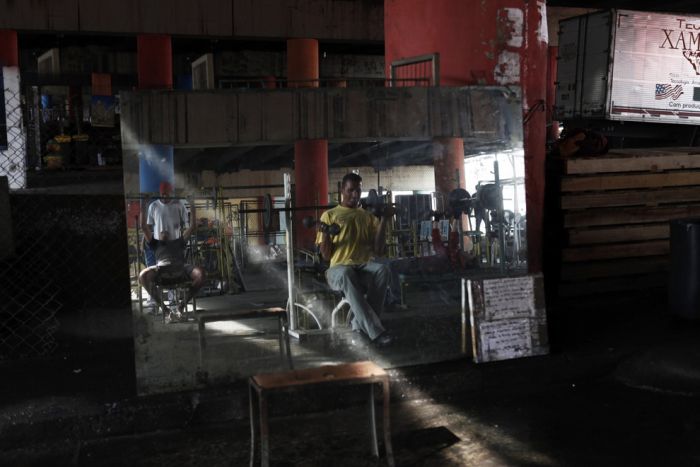 В каких условиях бразильцы занимаются в тренажерном зале (20 фото)
