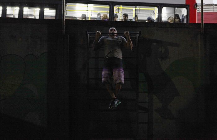 В каких условиях бразильцы занимаются в тренажерном зале (20 фото)