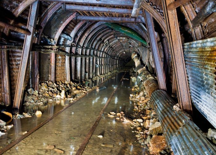 Таинственные заброшенные шахты (38 фото)