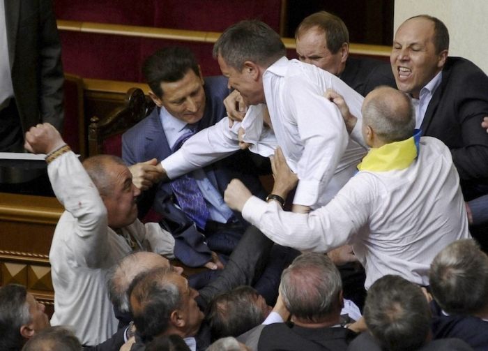 Массовые драки в украинском парламенте (12 фото)